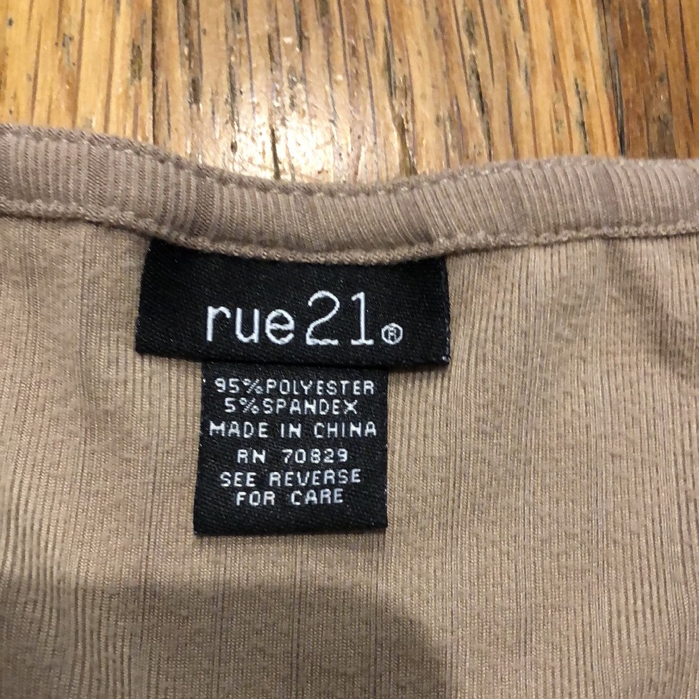 3/$25 Rue 21 Tan Color Small V neck Size Large T-Shirt Never Worn Perfect Cond - Picture 4 of 7